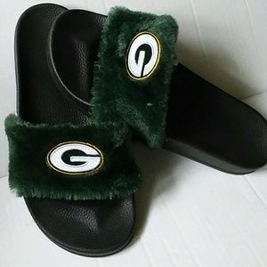 GREEN BAY PACKERS FUZZY SANDALS SIZE XL